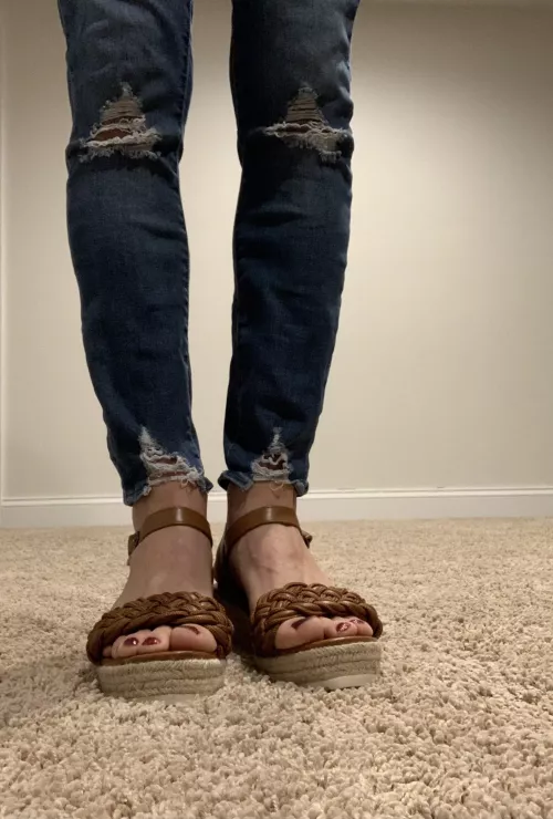 Who likes wedges and painted toes?