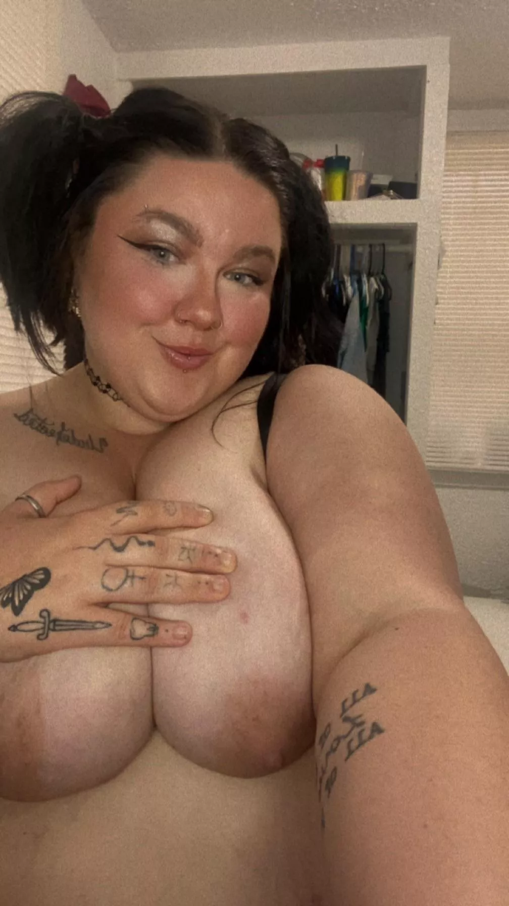 Who’s gonna hang out with me tonight? 🎀