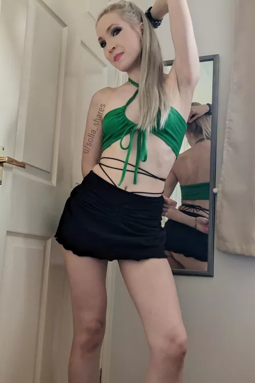 A ponytail over the shoulder…and some upskirt fun in the mirror 🍑