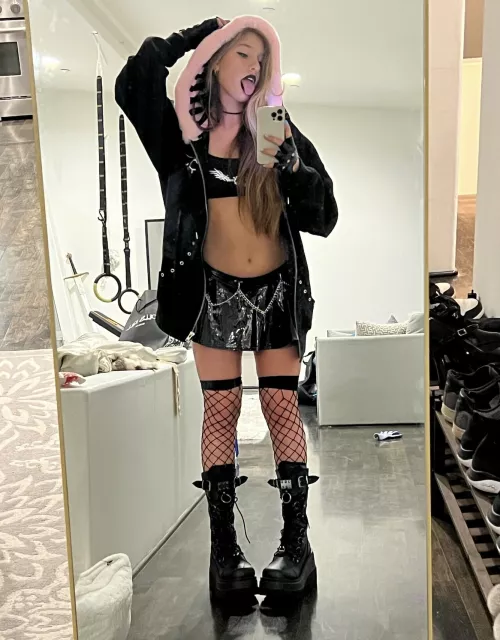 I'm keeping my boots on while we fuck