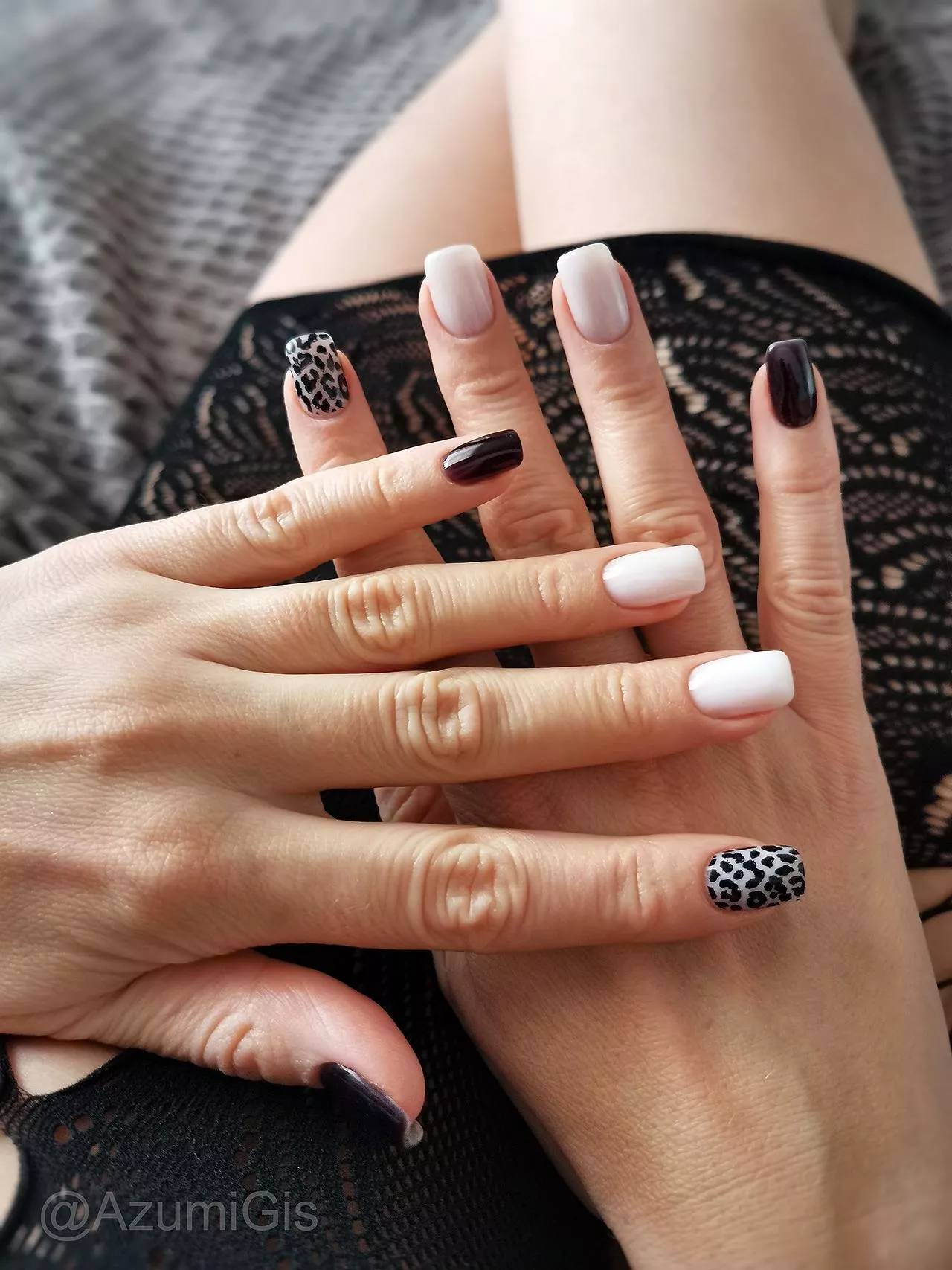 My new nails are up for your review. What do you think, do you like it? 😏