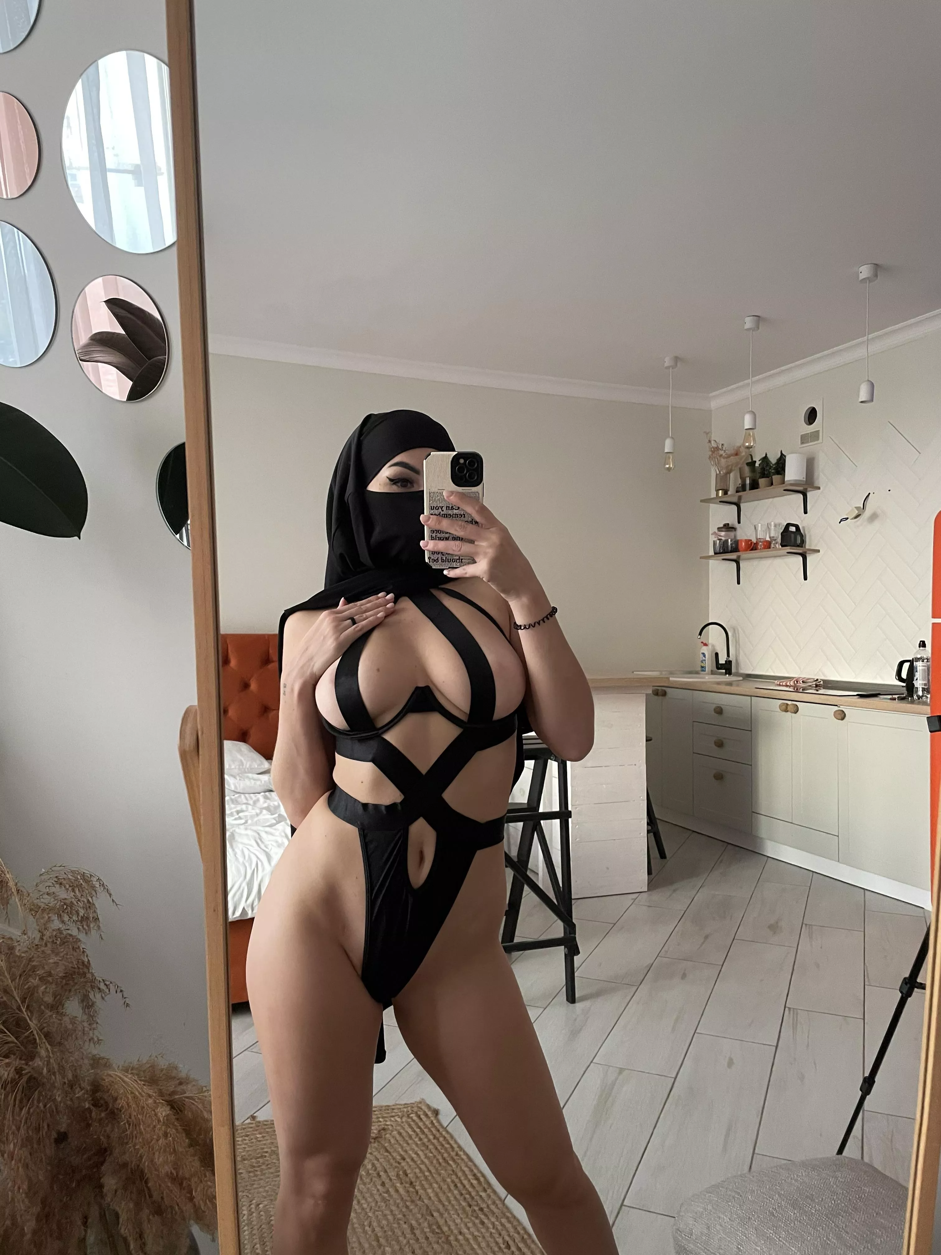 No one's home, and I'm ready to host will you come?