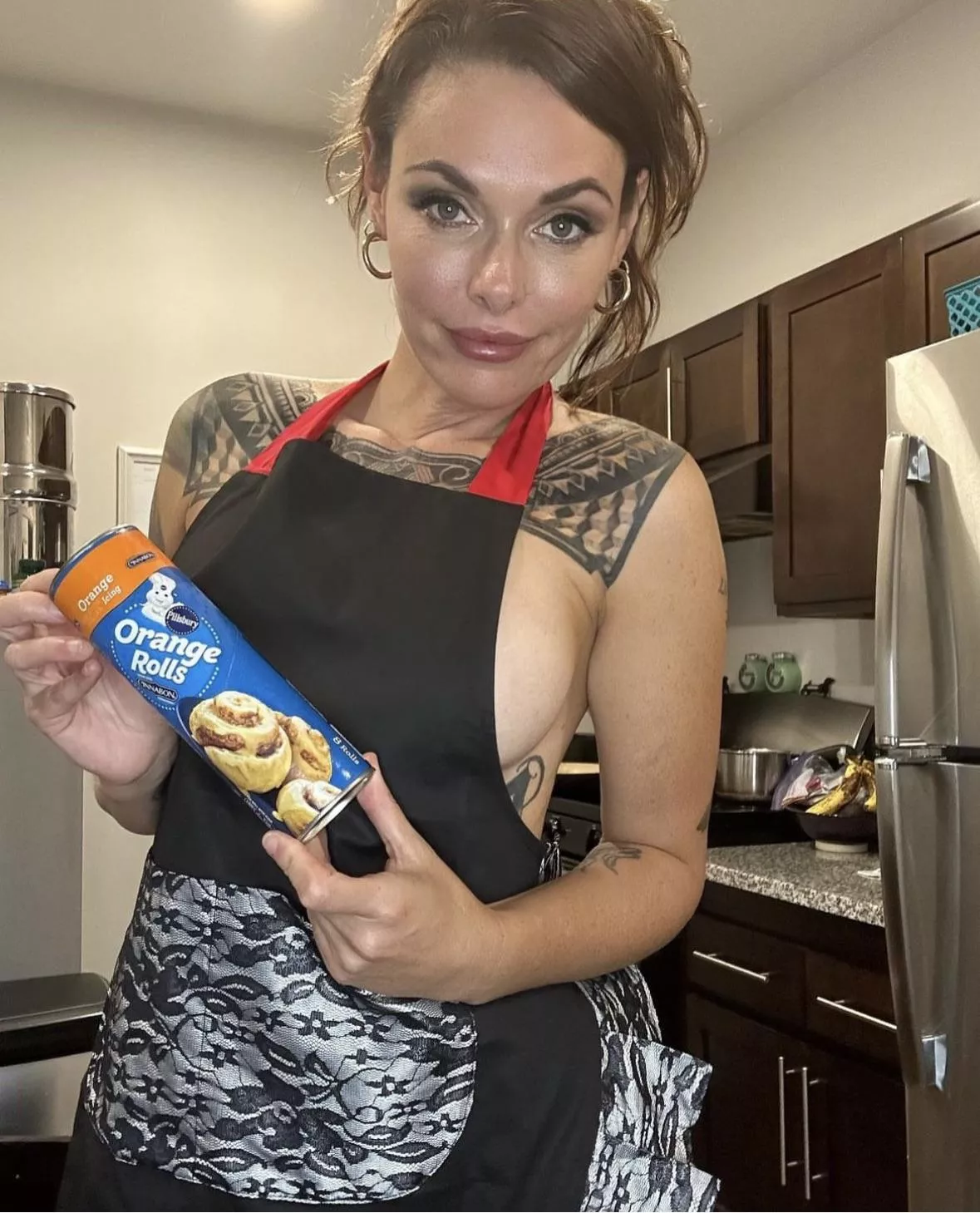 Side boob in the kitchen