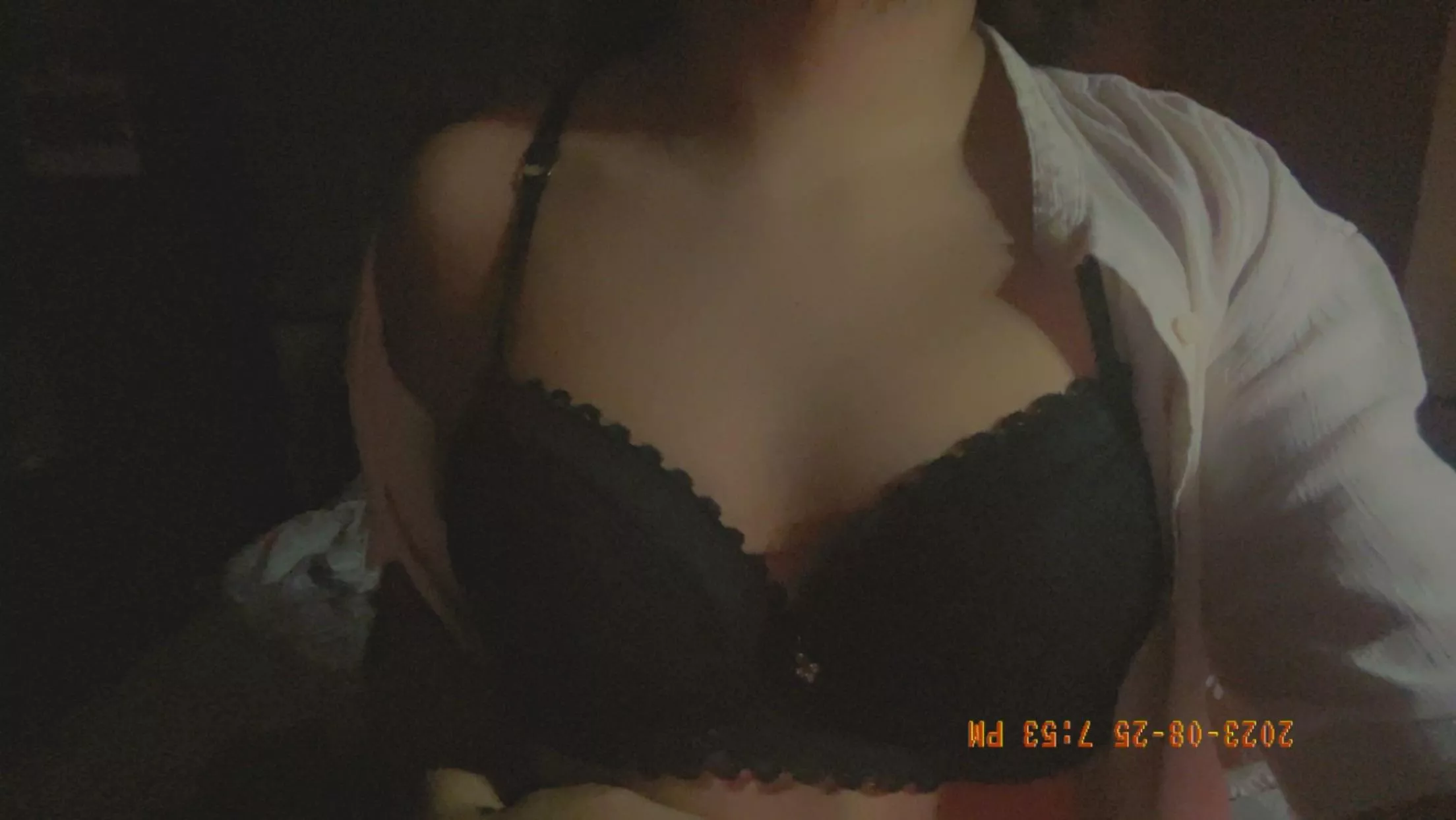 Wanna play with this slut!! Let me make you cum hard..