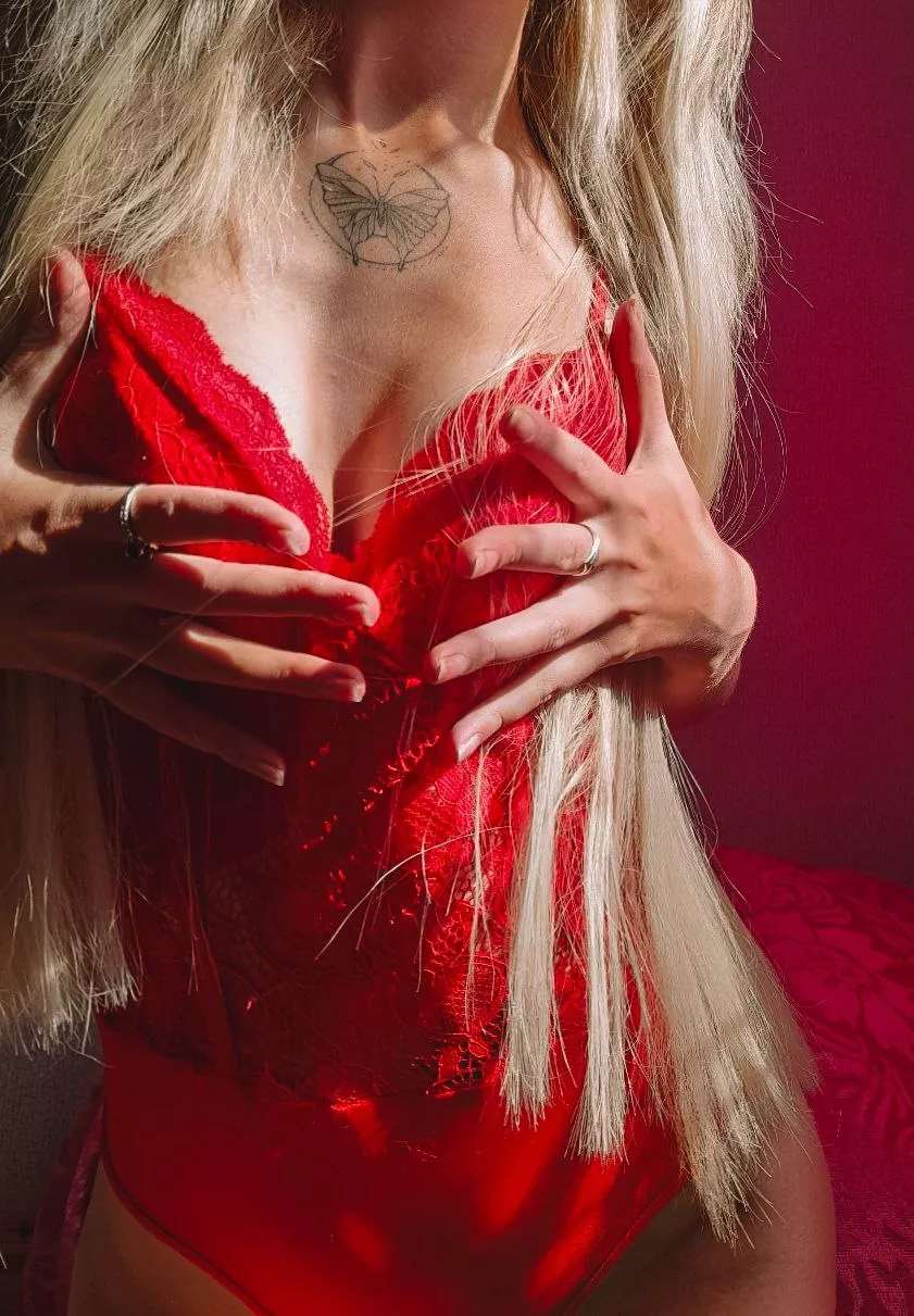 What could be better than a sexy blonde with long hair that tickles you