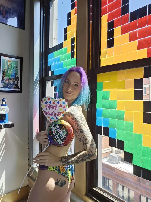 30 y/o tattooed nerd with neon hair