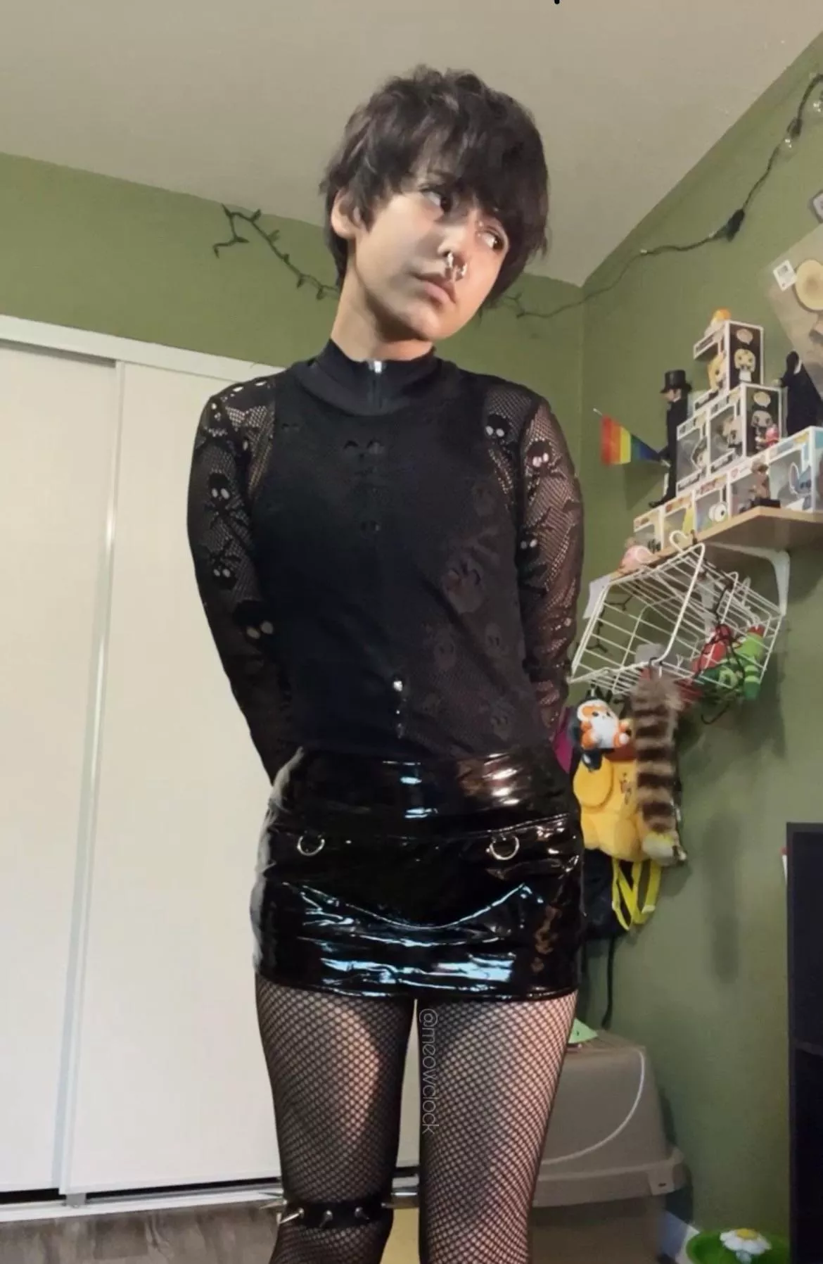 anyone like goth femboys? <: