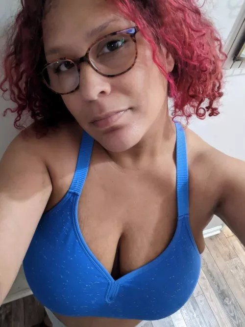 Blue sports bra picking up the work