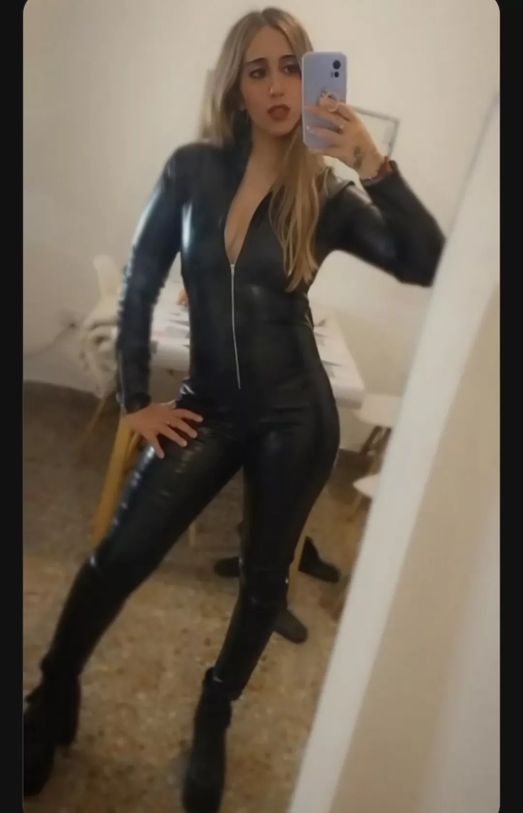 Can you open the zipper for me?