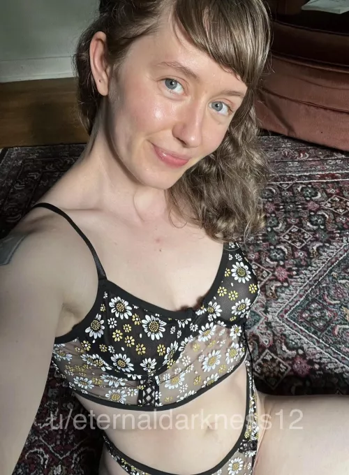 Feeling cute in daisy print [F]
