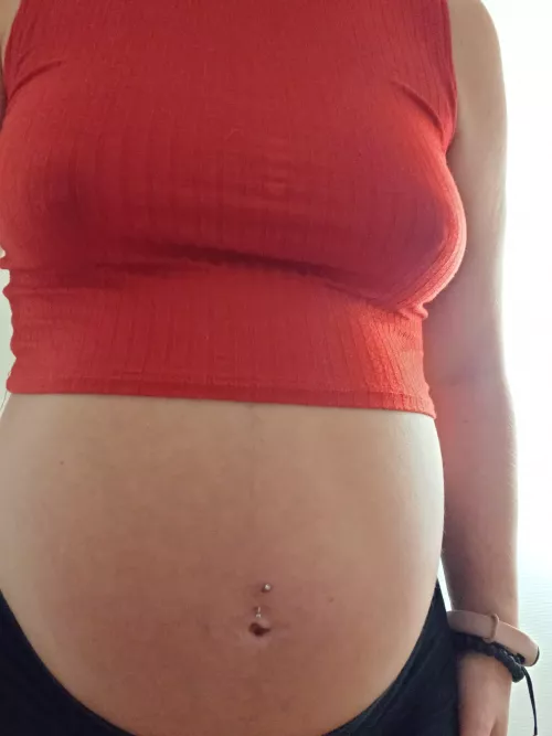 How much do u love to see my bump busting my shirt? 😈