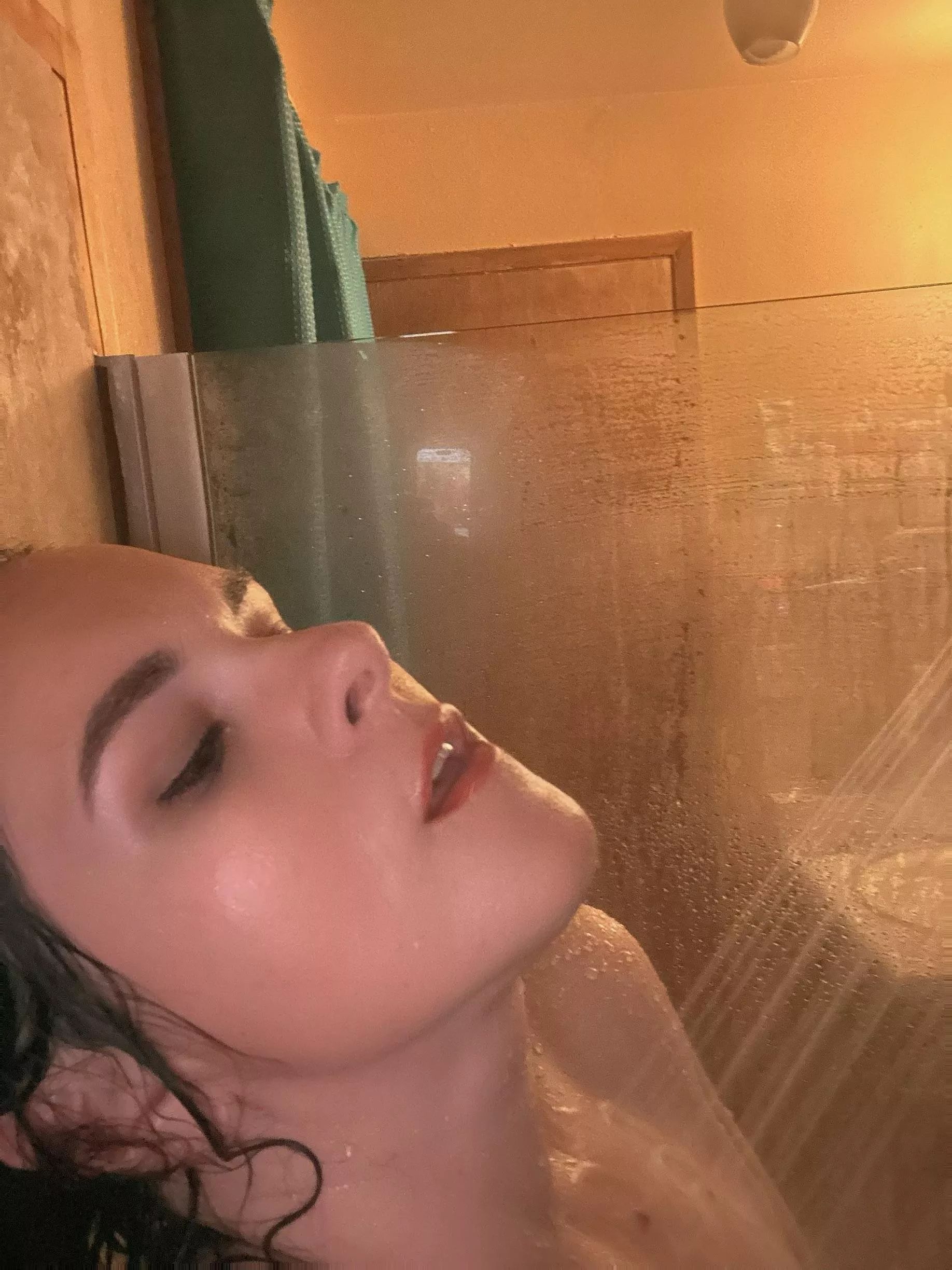 Let’s enjoy the hot water together.