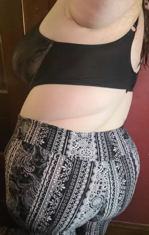 MILF booty in yoga pants