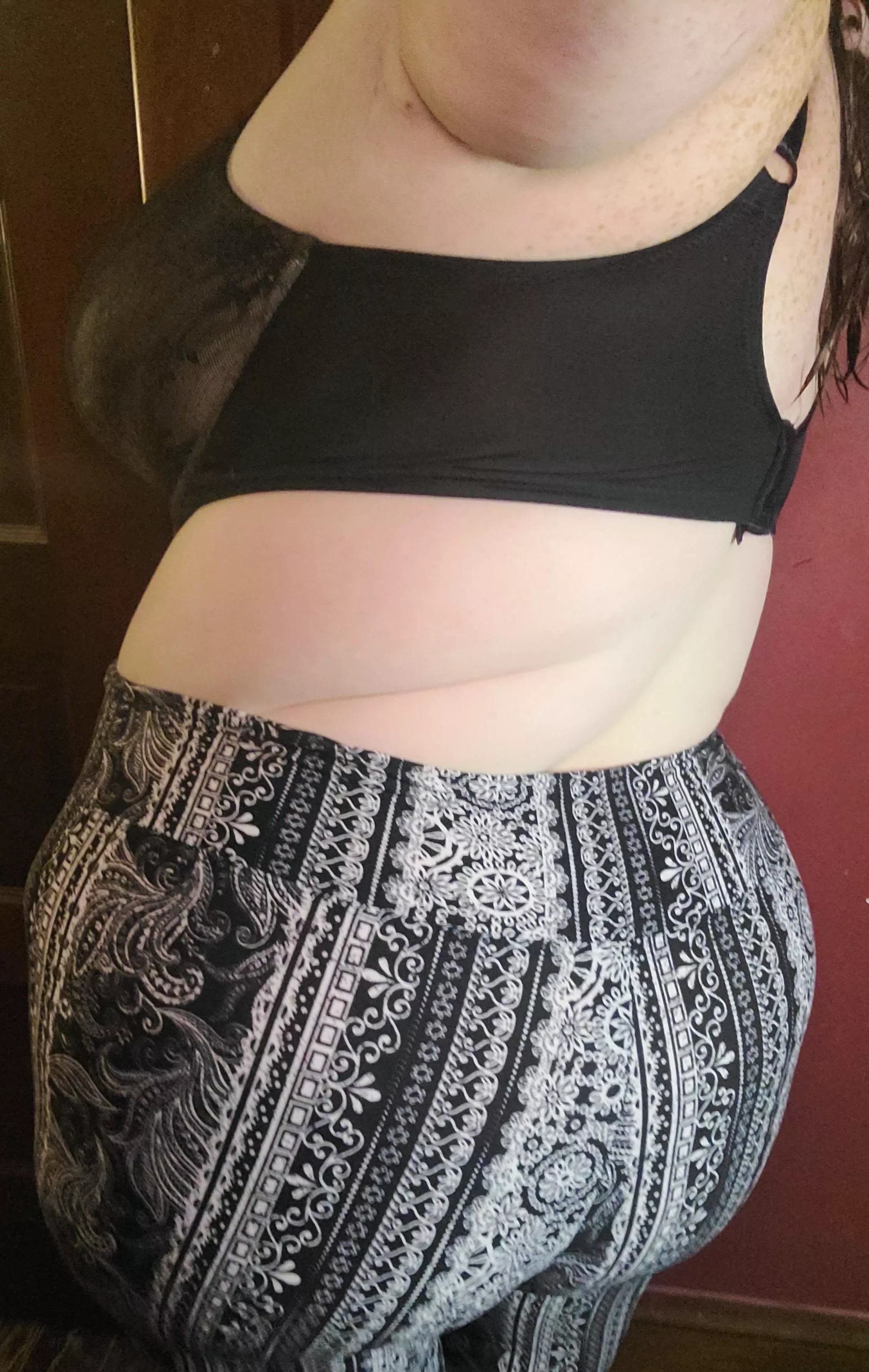 MILF booty in yoga pants