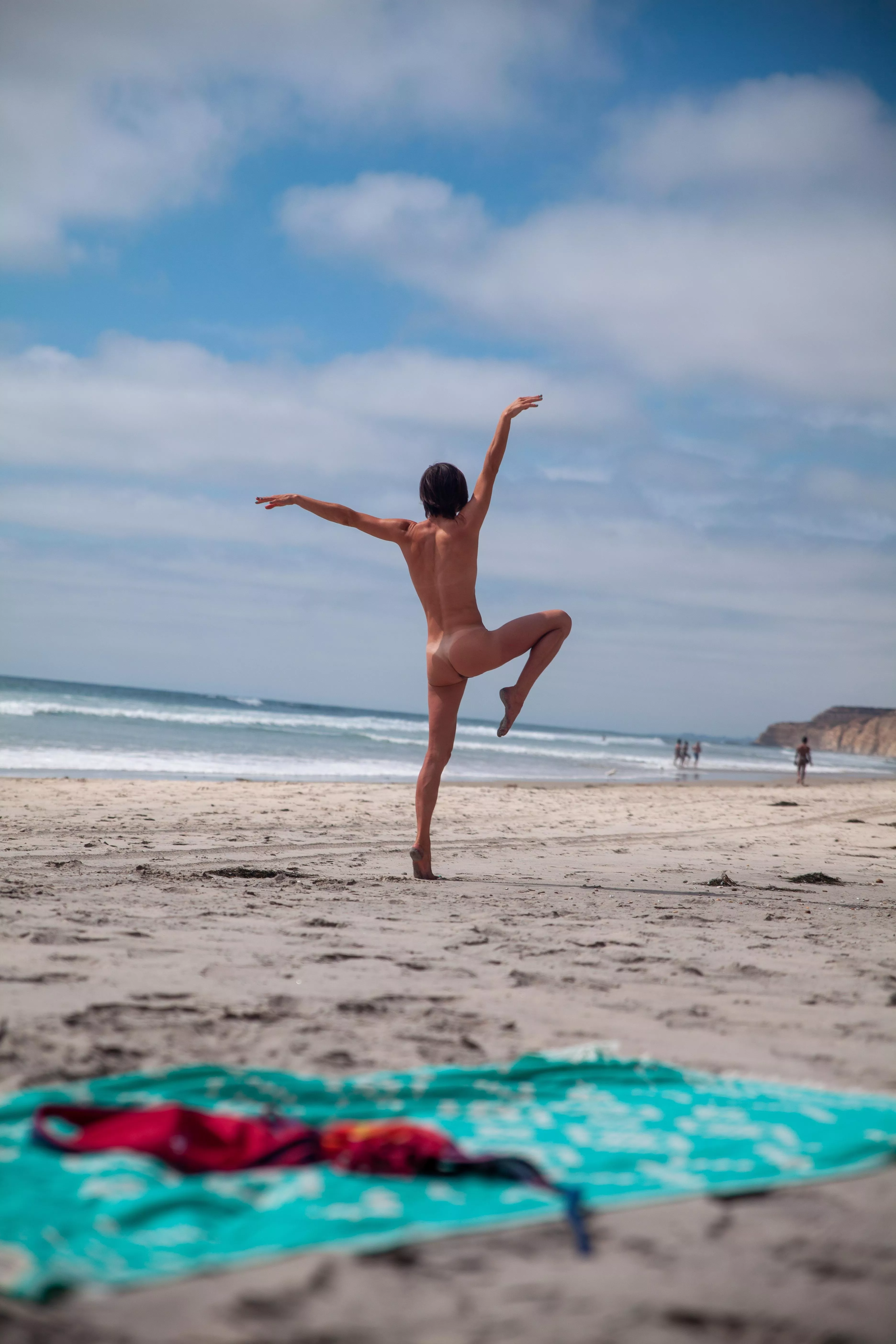 Play’n nude at the beaches 🙃 would you frolic with me? (F) (31)