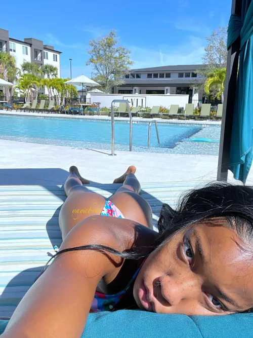 would u smack my ass walking by poolside ? 6[f]t
