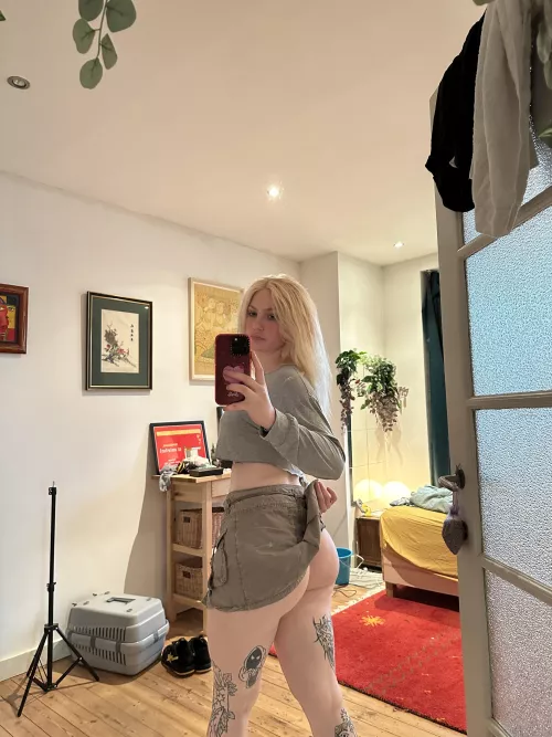 Would you resist a girl like me?