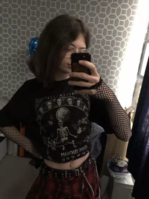 You like a bit of Femboy tummy? :3