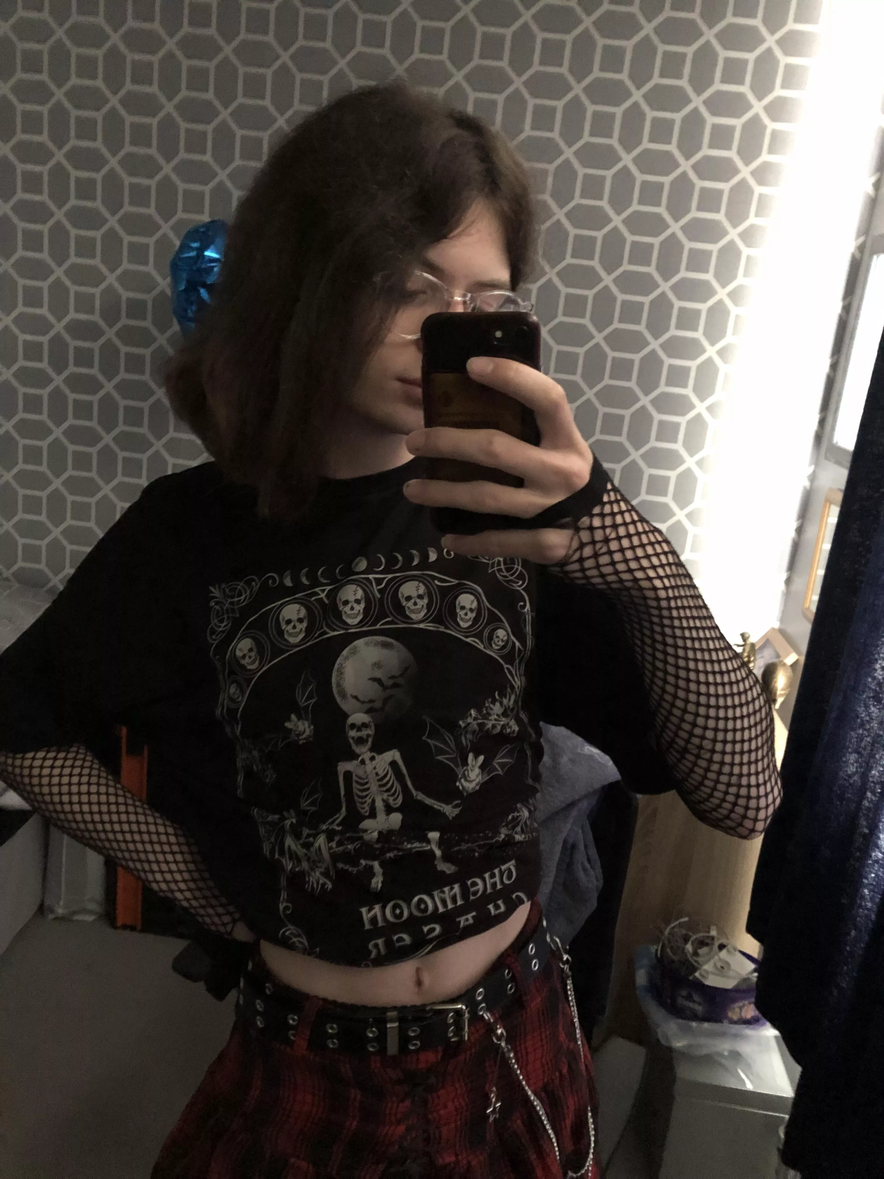 You like a bit of Femboy tummy? :3