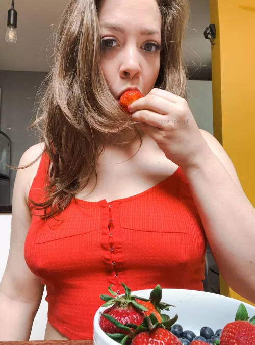 Being braless during breakfast makes me feel so free!