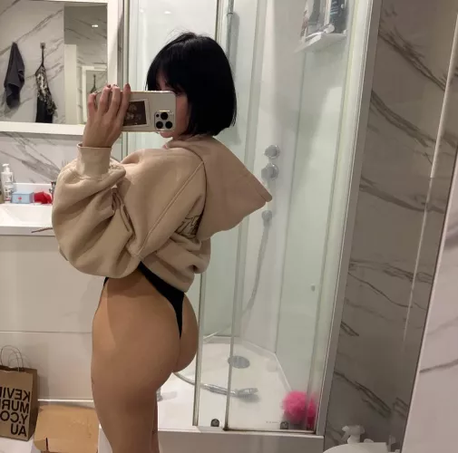 Come get a taste of this big pale ass