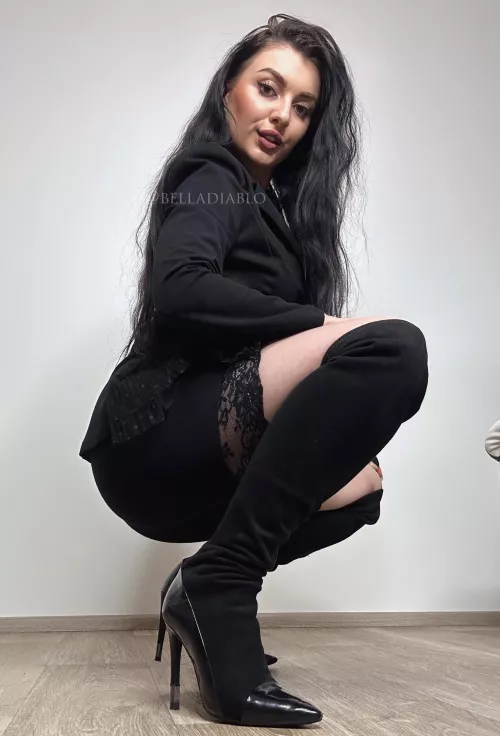 Comment with an emoji if you want to be under my heels