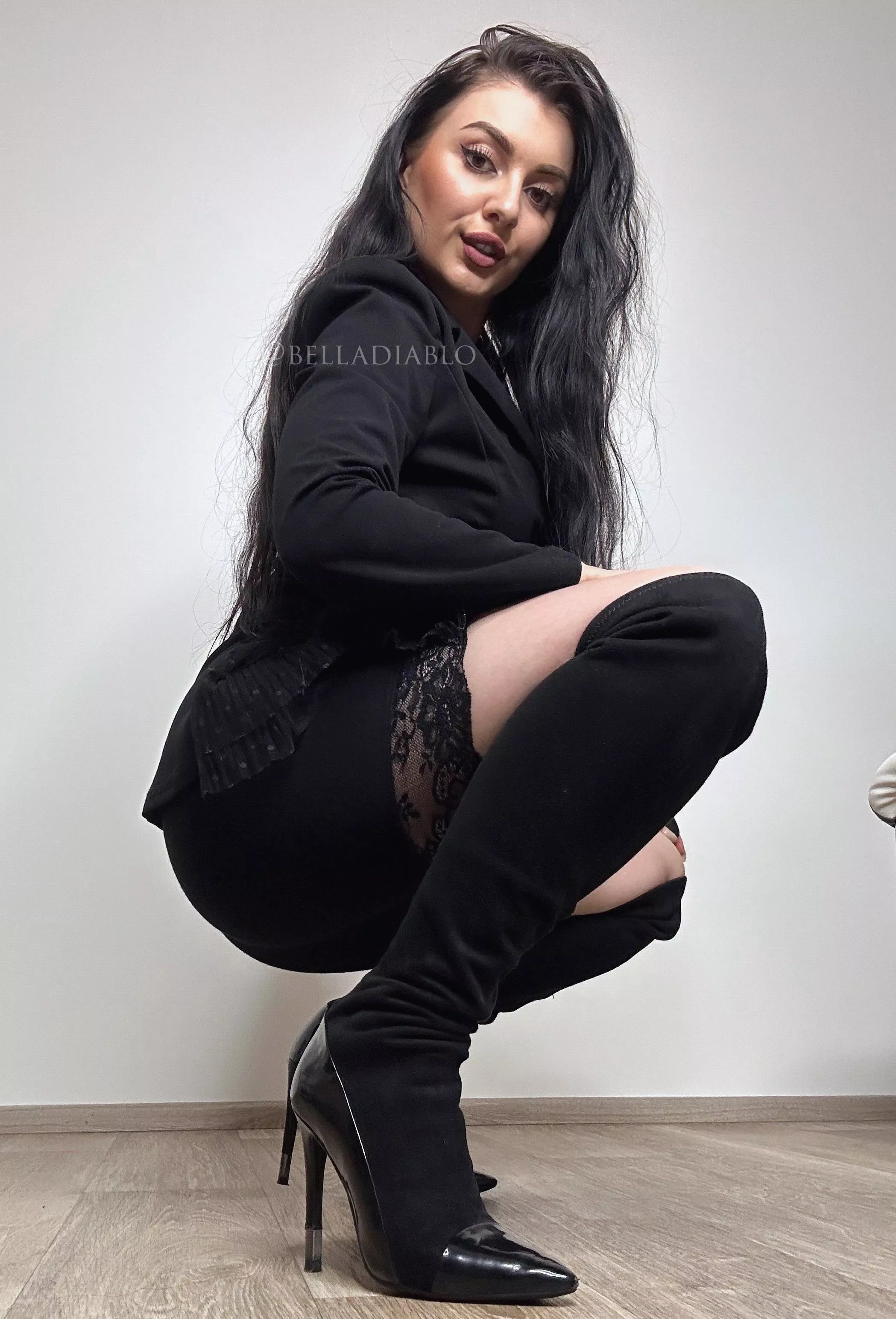 Comment with an emoji if you want to be under my heels