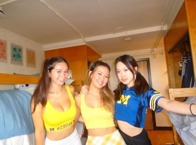 Grab your girl from this dorm room [3]