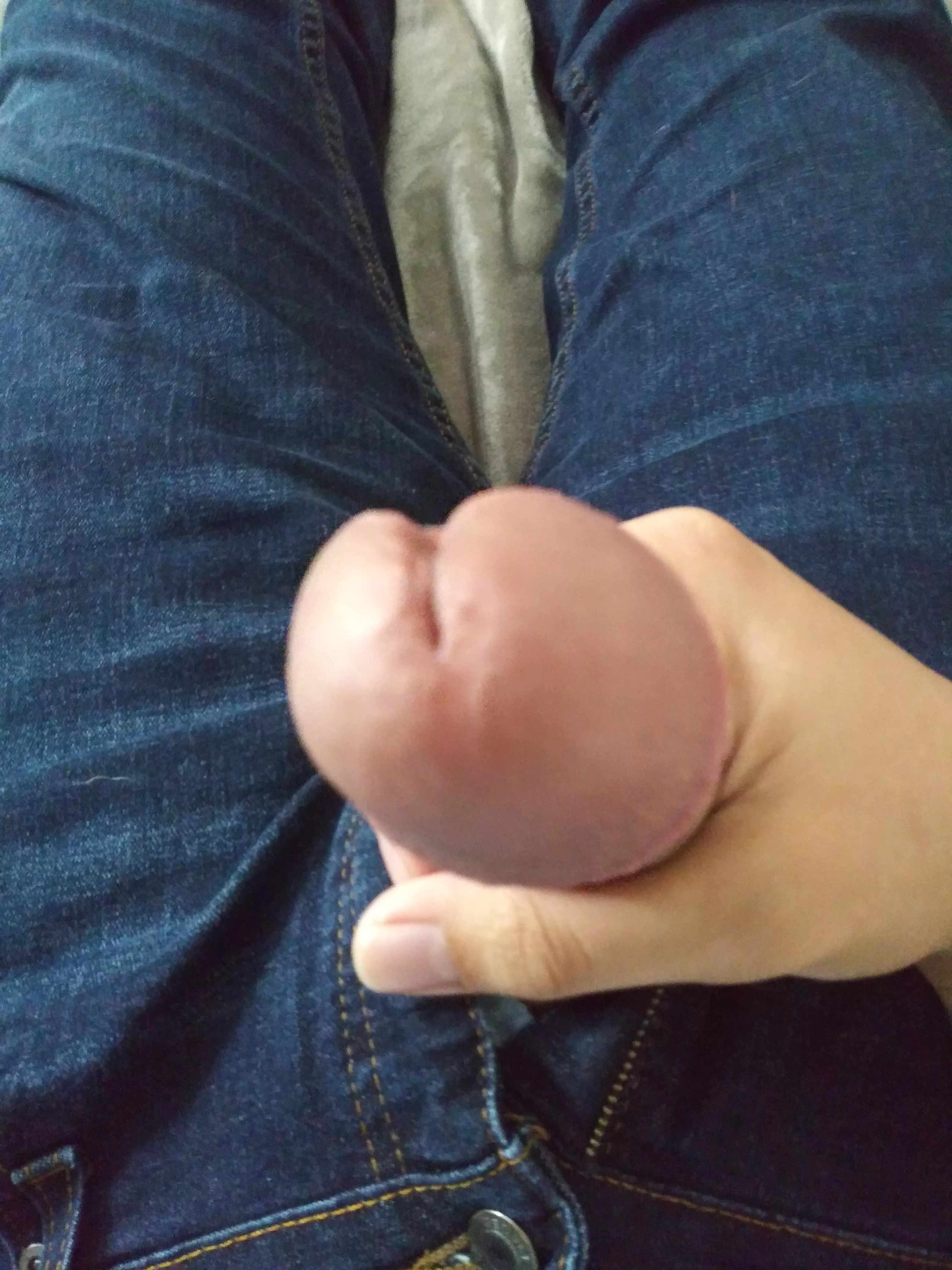 Hi (27)M gonna keep ot short. Im a normally straight bit open comments and talks of what someone would do to my cock, will show pick and ok with gay or trans asking to see and comment too