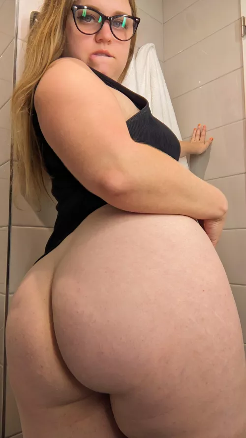 Thick booty call just for you