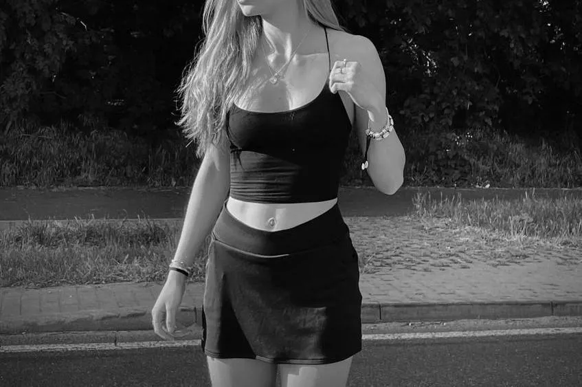 Would you notice me in my white croptop when you would walk past me on the street?