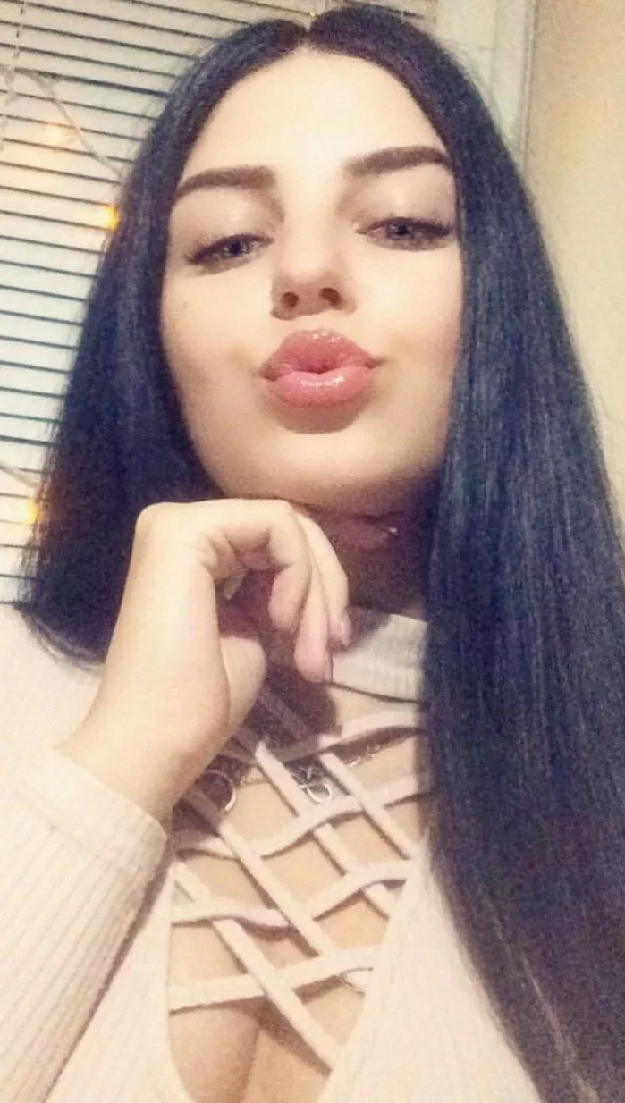 21 [F4M]Who wants me to ride them?