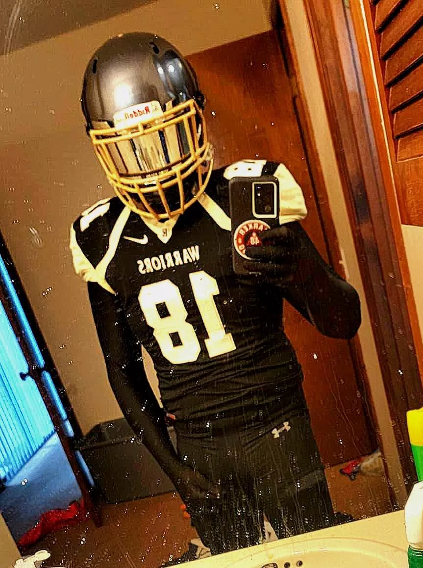 21 m fb player. Anyone around my age into sports gear or play wana trade/have fun dm for snap.