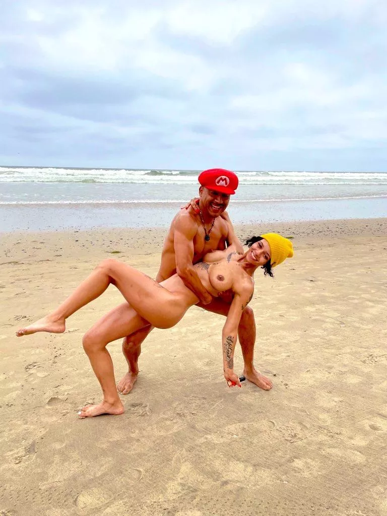 Couple traveling Nov looking for couples & single ladies to hang out