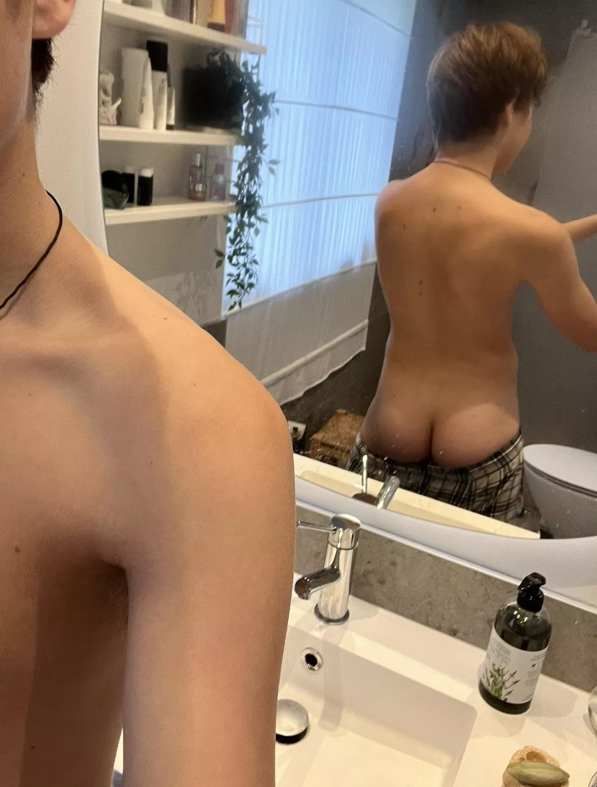 Cum here and fill my 18yo ass🤤