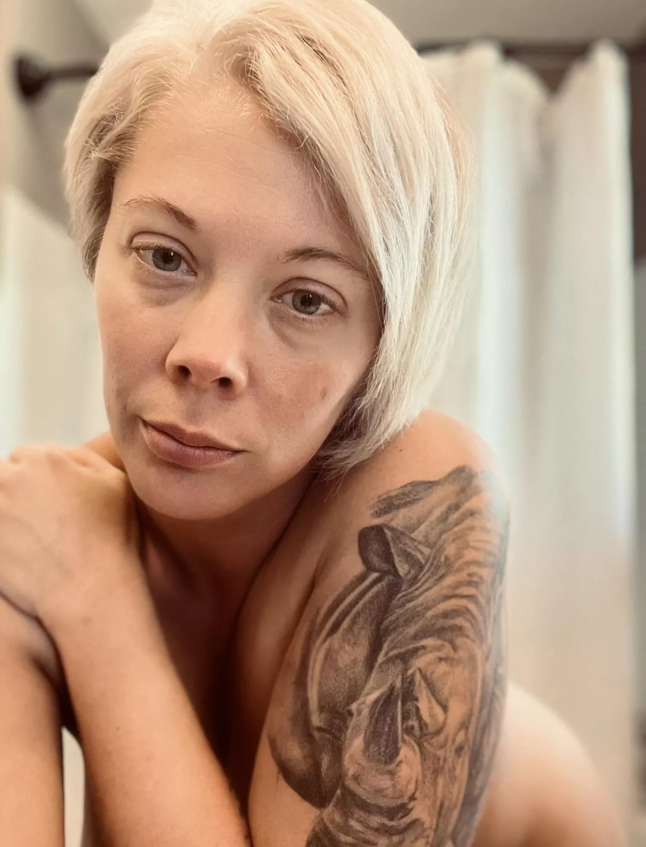 Just another short haired chick doing a bathroom selfie 🤳