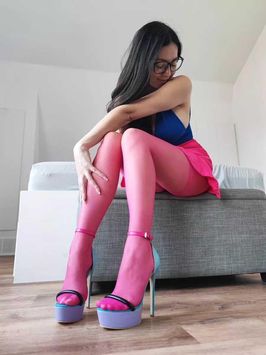 Loving these pink pantyhose