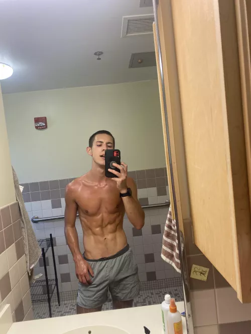 20 jock looking to FaceTime either jock or bear 🐻