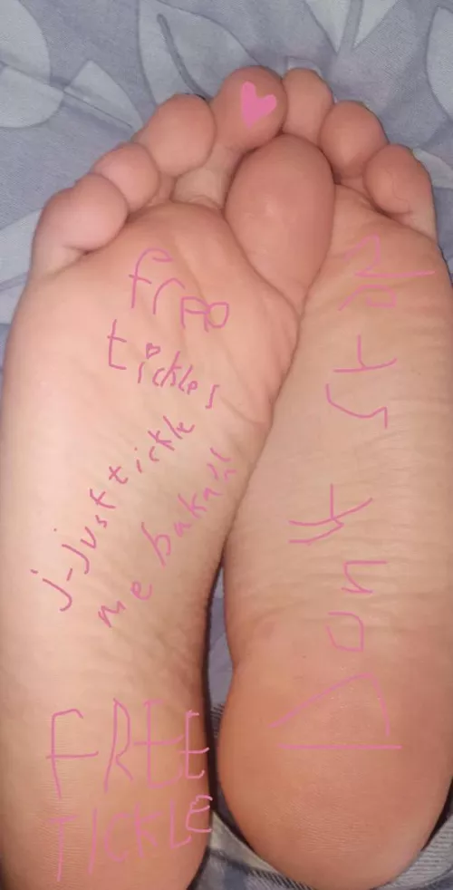 A friend (F) asked me for a pic of my soles. I did it but didn't expect anything else. Next message I got was this😖