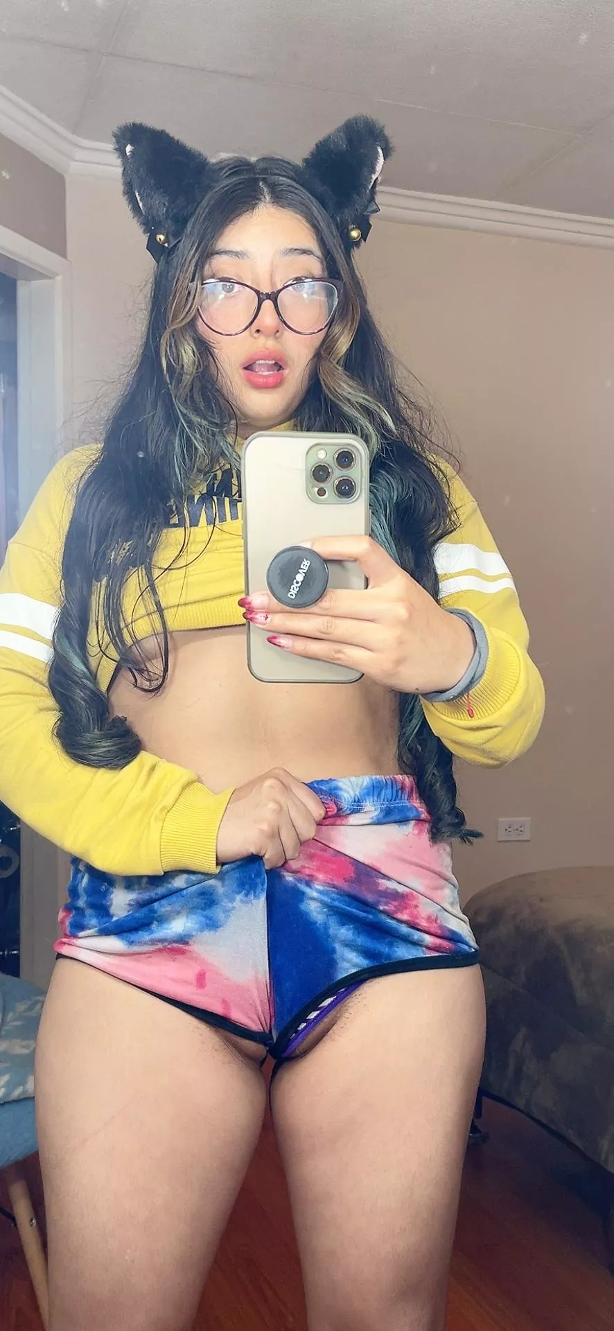 Fat pussy pouring out of my shorts :O