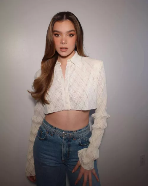 Hailee Steinfeld makes want to goon all day long! Please make me goon to her!