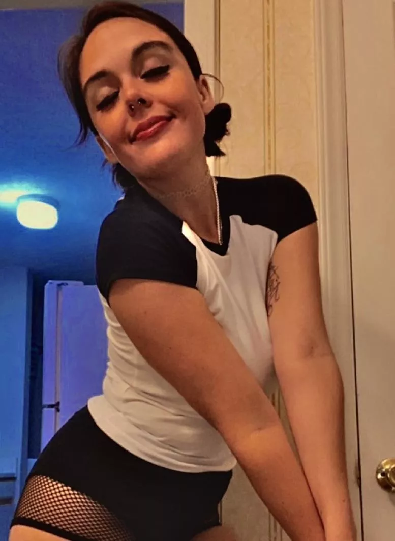 I want to be loved but i should prob be studied lmao