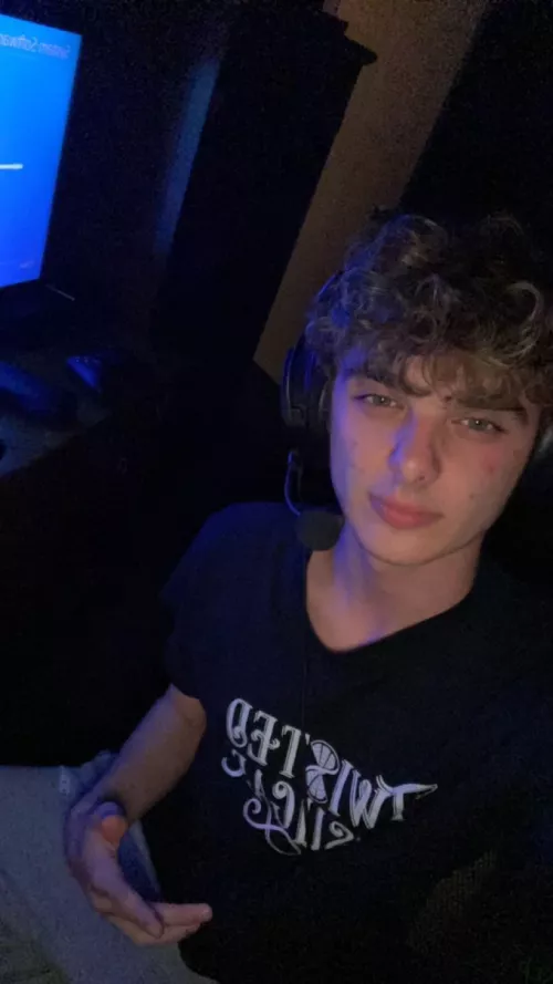 Let me be your gamer boyfriend 👉👈