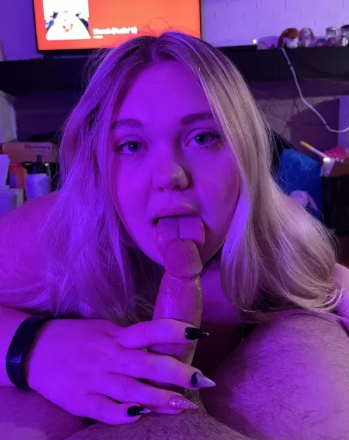 Thick blondes know what to do