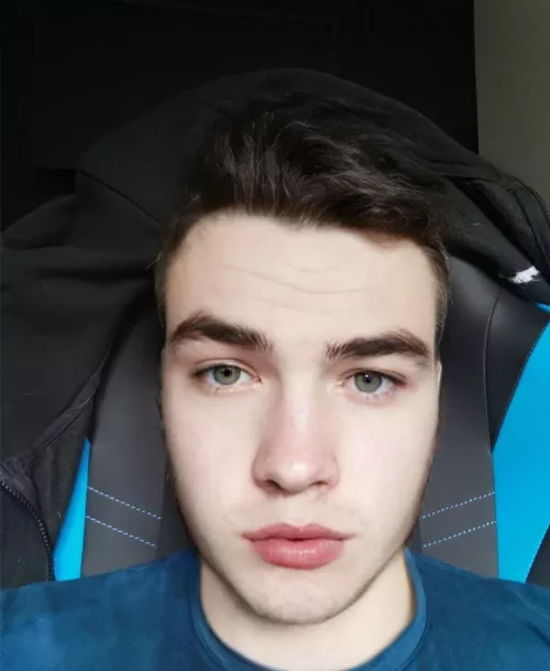 Curious guy wondering if I'd be hot to guys 🙈