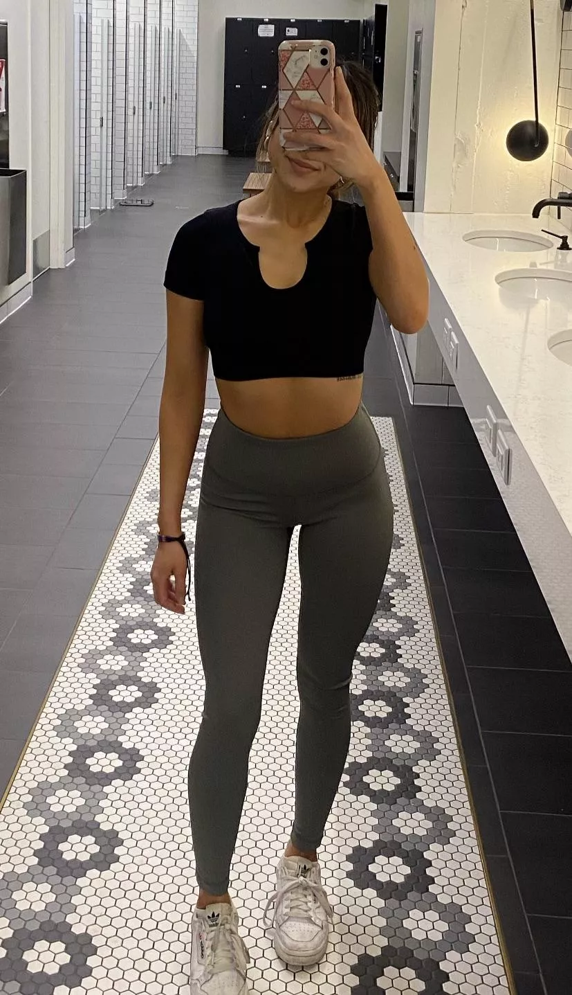 How do these gym leggings look on me?