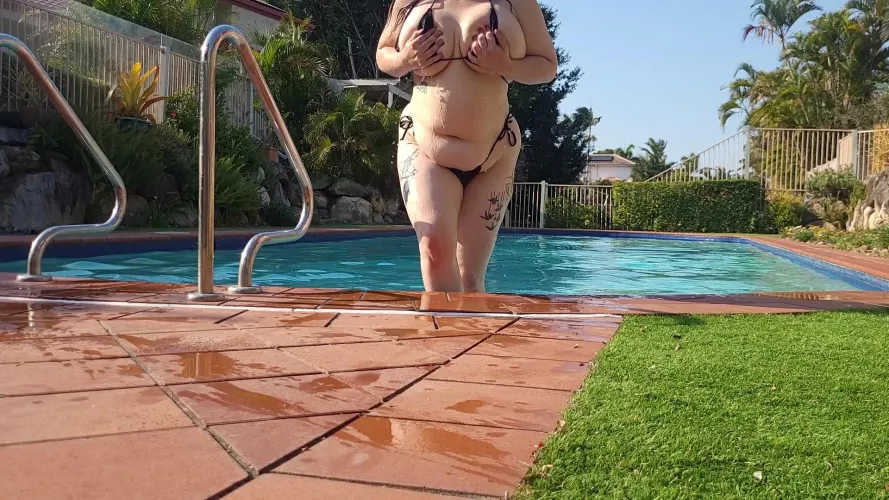 I'm not going to lie, I always get anxious when showing off my tummy