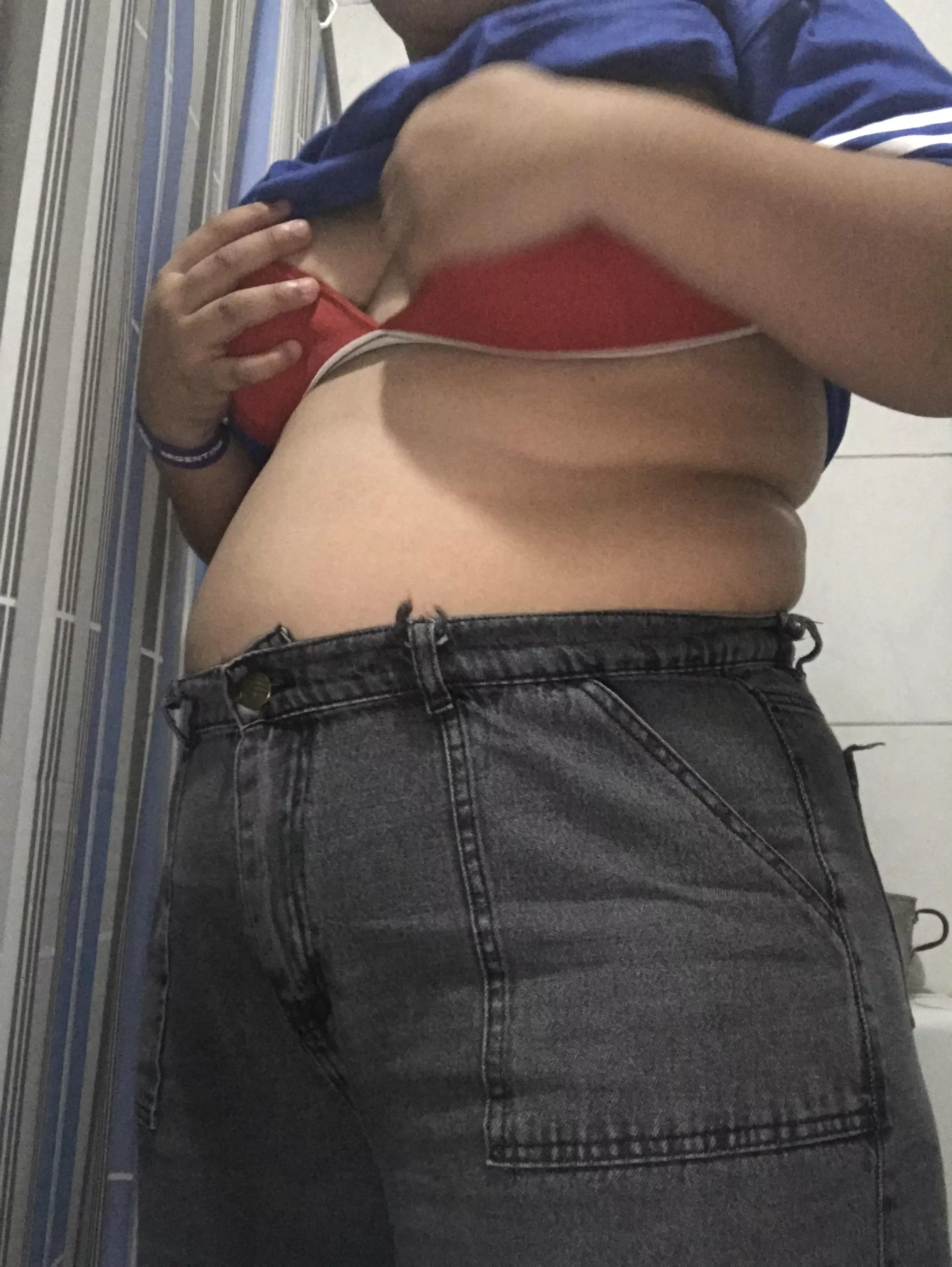 My belly is going to explode with the 5 hamburgers I ate today, Some pants don't fit me anymore.