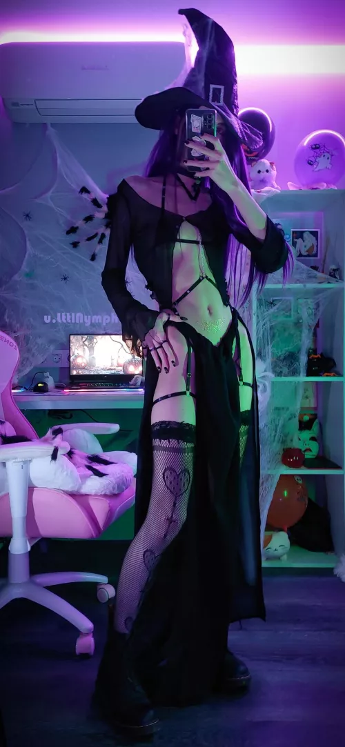 my photo as a reference for a very intriguing witch's outfit