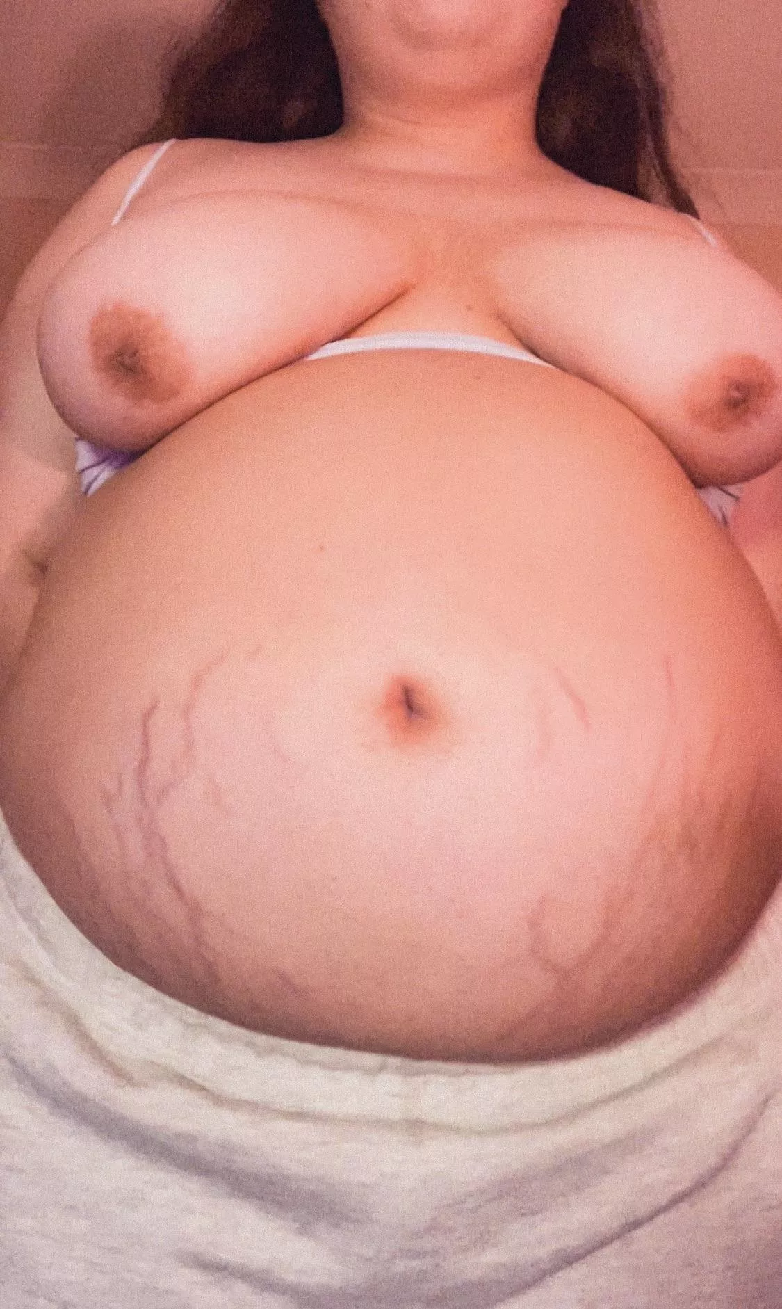 That belly button is staring right at ya huh